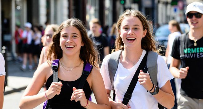 Schülerinnen in Exmouth während einer LISA! Sprachreise unterwegs in der Stadt genießen Betreuung und Sicherheit