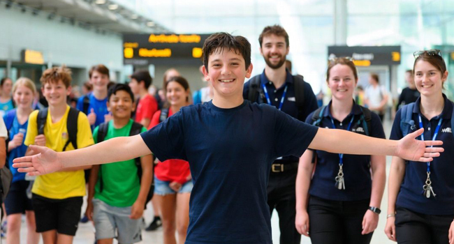 Schülergruppe am Flughafen in England bei der Ankunft während einer LISA! Sprachreise freut sich auf den Aufenthalt