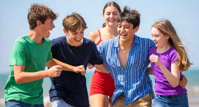Schülergruppe am Strand in Bournemouth Park England während einer LISA! Sprachreise hat gemeinsam Spaß am Meer
