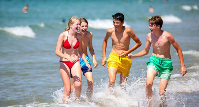Schülergruppe im Meer in Bournemouth Park England während einer LISA! Sprachreise hat gemeinsam Spaß im Wasser
