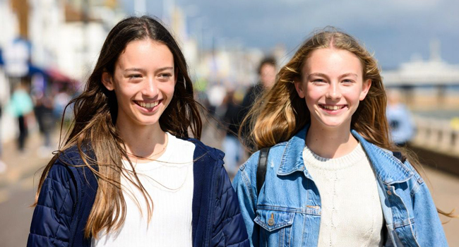 Zwei Schülerinnen auf der Promenade in Bournemouth Park England während einer LISA! Sprachreise spazieren am Meer