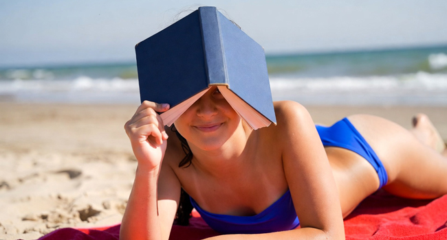  Schülerin liest Buch am Strand in Bournemouth Park England während einer LISA! Sprachreise und entspannt am Meer