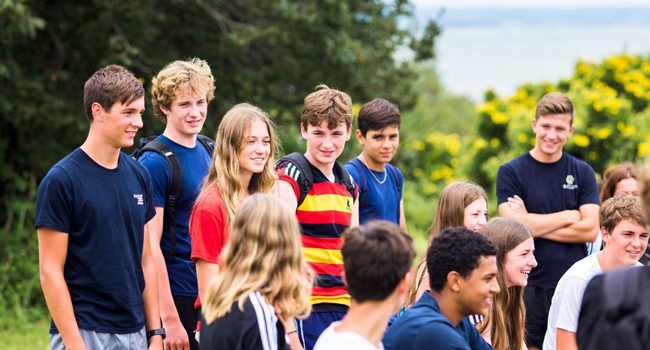 Schülergruppe in Bournemouth Park England während einer LISA! Sprachreise trifft sich draußen mit Betreuung