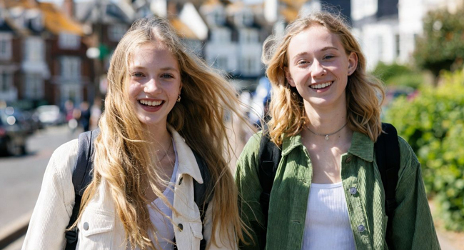  Zwei Schülerinnen in Bournemouth England während einer LISA! Sprachreise spazieren durch die Stadt