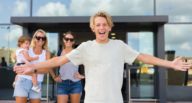  Schüler kommt am Flughafen an und freut sich auf seine LISA! Schülersprachreise in England Brighton