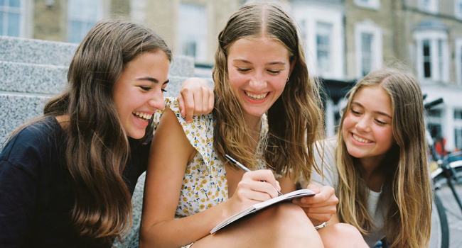 Drei Schülerinnen lernen gemeinsam während einer LISA! Schülersprachreise in England Brighton in der Stadt