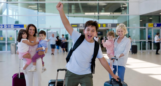 Schüler kommt am Flughafen mit erhobener Faust an während einer LISA! Schülersprachreise in England Brighton