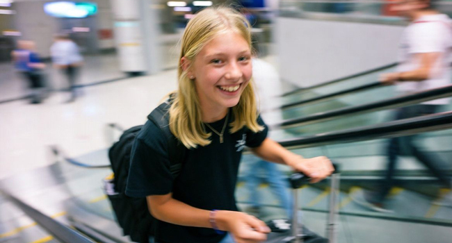 Schülerin mit Koffer bei der Anreise zur LISA! Schülersprachreise in England Brighton am Flughafen