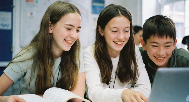 Drei Kinder beim Englisch lernen an der LISA! Sprachschule in Brighton