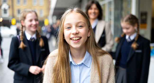 Schülerin vor Gastfamilie in Brighton während einer LISA! Schülersprachreise in England