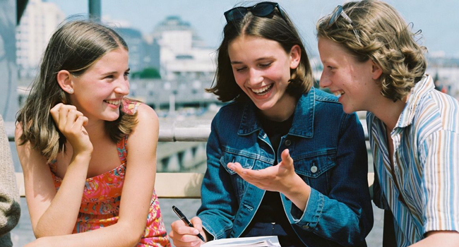 Schülerinnen lernen gemeinsam in Brighton während einer LISA! Schülersprachreise in England in der Stadt
