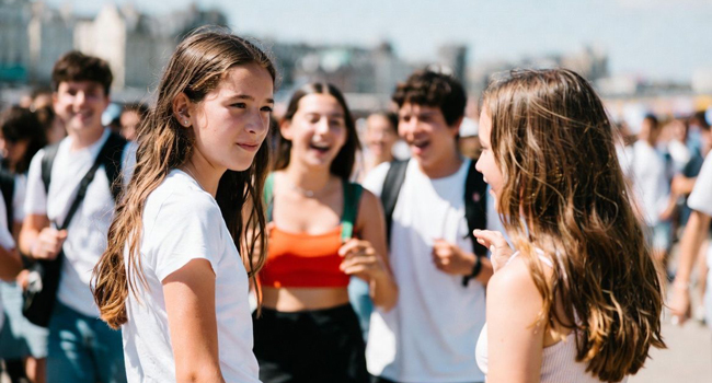 Schülerinnen in Brighton während einer LISA! Schülersprachreise in England auf der Promenade