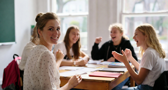  Lehrerin mit Schülern im Englischunterricht während einer LISA! Schülersprachreise in England Brighton