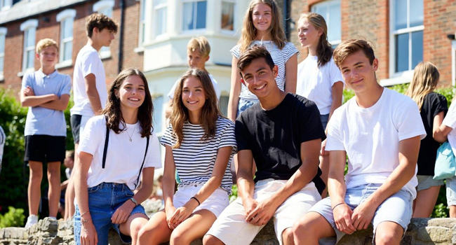 Schülergruppe in Eastbourne England während einer LISA! Sprachreise vor der Unterkunft gemeinsam unterwegs