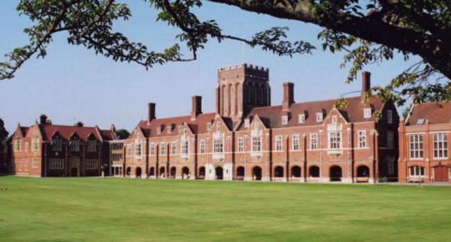 Historisches Collegegebäude in Eastbourne England mit großem Rasen während einer LISA! Sprachreise