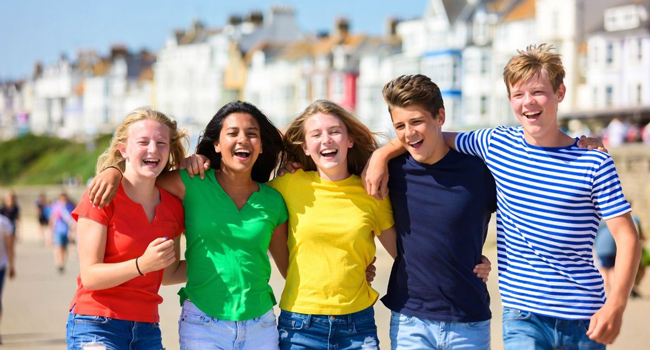 Schülergruppe am Strand in Eastbourne England während einer LISA! Sprachreise genießt gemeinsame Zeit am Meer