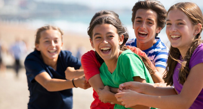  Schülergruppe in Eastbourne England während einer LISA! Sprachreise spielt gemeinsam am Strand und fühlt sich sicher betreut
