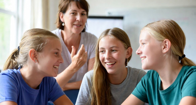 Englischunterricht für Schülerinnen in Eastbourne England während einer LISA! Sprachreise mit Lehrerin im Klassenzimmer