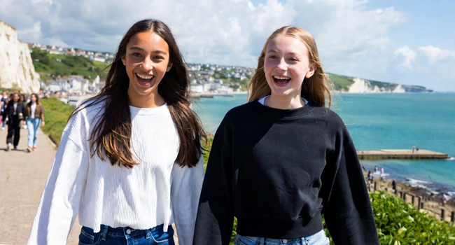  Zwei Schülerinnen in Eastbourne England während einer LISA! Sprachreise an der Küste mit Meerblick