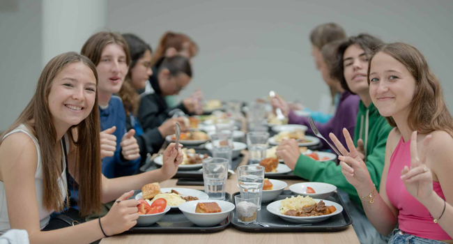 Schüler in der Cafeteria in Eastbourne England während einer LISA! Sprachreise essen gemeinsam in der Unterkunft
