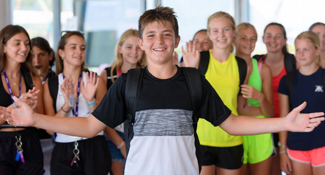 Schülergruppe bei der Anreise nach Exmouth während einer LISA! Sprachreise freut sich auf den Aufenthalt