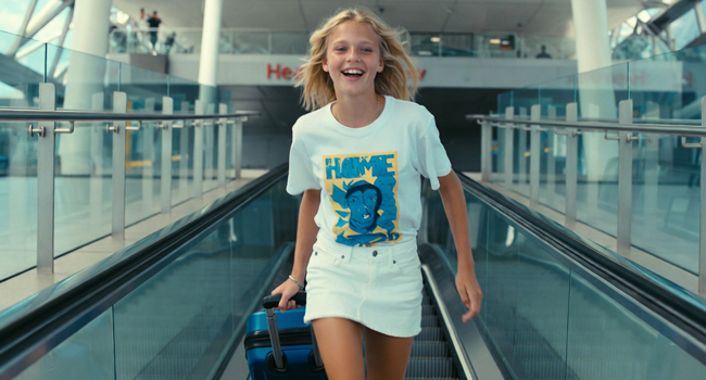 Schülerin mit Koffer bei der Anreise nach Exmouth während einer LISA! Sprachreise freut sich auf den Aufenthalt