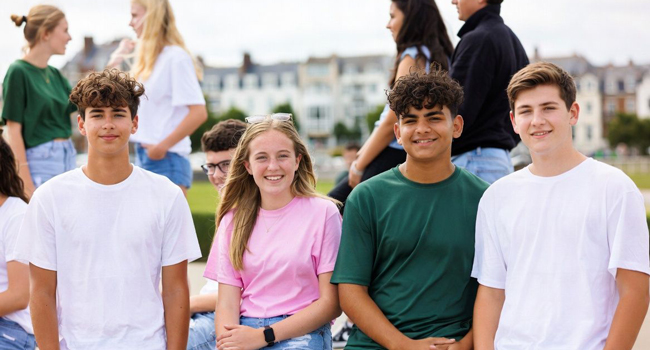 Schülergruppe in Exmouth während einer LISA! Sprachreise sitzt gemeinsam draußen und genießt Betreuung und Gemeinschaft