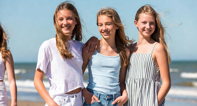 Schülerinnen am Strand in Exmouth während einer LISA! Sprachreise genießen Meer, Wind und gemeinsame Zeit