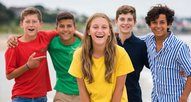 Schülergruppe in Exmouth während einer LISA! Sprachreise lacht gemeinsam am Strand und genießt die Zeit
