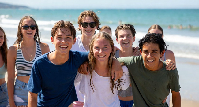  Schülergruppe am Strand in Exmouth während einer LISA! Sprachreise genießt Freizeit, Meer und gemeinsame Erlebnisse