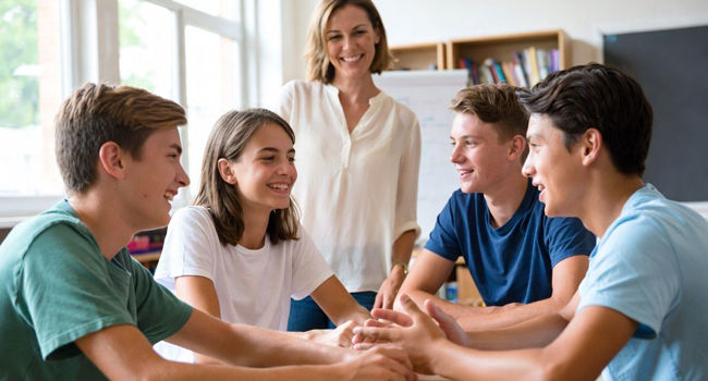 Schüler im Englischunterricht in Exmouth während einer LISA! Sprachreise lernen gemeinsam in der Sprachschule