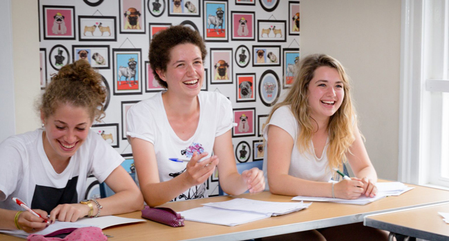 Schülerinnen im Englischunterricht in Exmouth während einer LISA! Sprachreise lernen gemeinsam in der Sprachschule