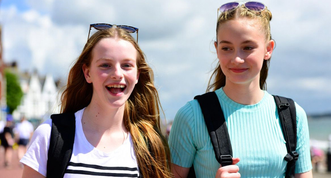 Schülerinnen in Exmouth während einer LISA! Sprachreise spazieren am Meer entlang und genießen die Freizeit