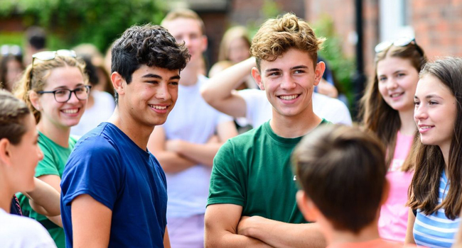  Schüler in Exmouth während einer LISA! Sprachreise tauschen sich in der Pause aus und genießen die Gemeinschaft