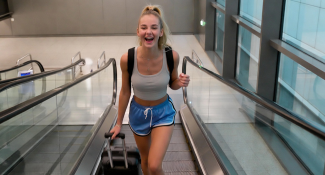 Schülerin mit Koffer bei der Anreise nach Ilfracombe während einer LISA! Sprachreise freut sich auf den Aufenthalt