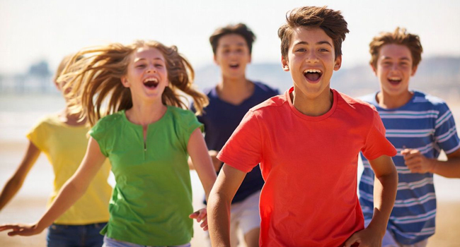  Schüler am Strand in Ilfracombe während einer LISA! Sprachreise laufen fröhlich und genießen ihre Zeit