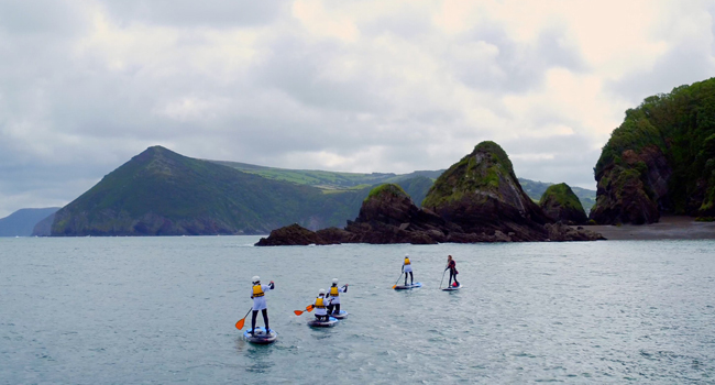  Schüler beim Stand-up-Paddling in Ilfracombe während einer LISA! Sprachreise genießen Freizeitprogramm und Natur