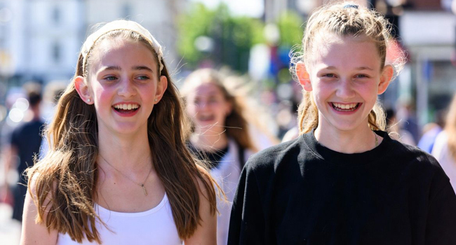 Schülerinnen in Ilfracombe während einer LISA! Sprachreise unterwegs in der Stadt genießen Sonne und gemeinsame Zeit
