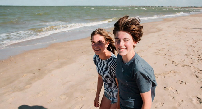 Schüler am Strand in Ilfracombe während einer LISA! Sprachreise spazieren am Meer entlang und genießen die Natur