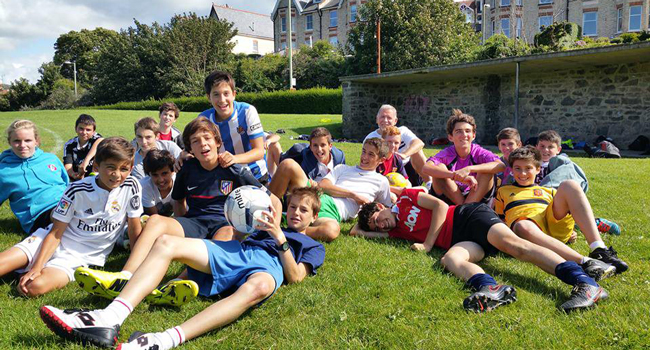 Schülergruppe in Ilfracombe während einer LISA! Sprachreise entspannt auf der Wiese und spielt gemeinsam Ball