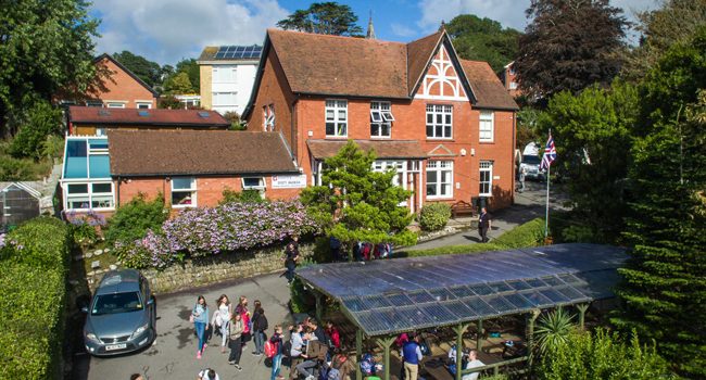 Sprachschule in Ilfracombe während einer LISA! Sprachreise mit Schulgebäude und Schülern im Außenbereich