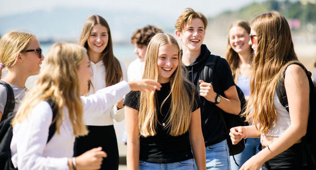Schülergruppe auf Jersey während einer LISA! Sprachreise am Strand mit Betreuung und gemeinsamer Freizeit