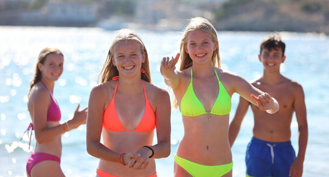 Schüler am Strand auf Jersey während einer LISA! Sprachreise im Meer genießen Sonne und gemeinsame Freizeit