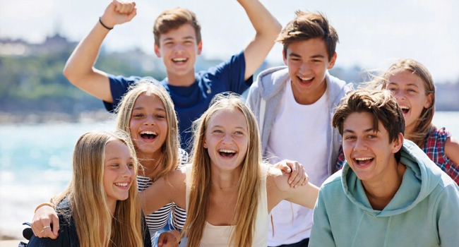 Schülergruppe auf Jersey während einer LISA! Sprachreise am Meer hat gemeinsam Spaß und erlebt unvergessliche Momente