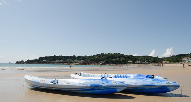 Strand auf Jersey mit Kajaks am Meer während einer LISA! Sprachreise für Schüler mit Freizeitprogramm