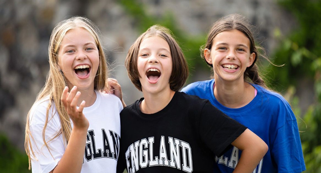  Schülerinnen auf Jersey während einer LISA! Sprachreise lachen gemeinsam und fühlen sich sicher und gut betreut