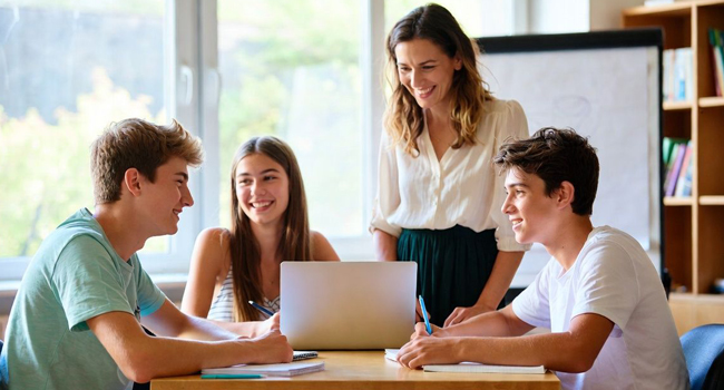 Schüler im Englischunterricht auf Jersey während einer LISA! Sprachreise lernen gemeinsam im Kurs mit Lehrer