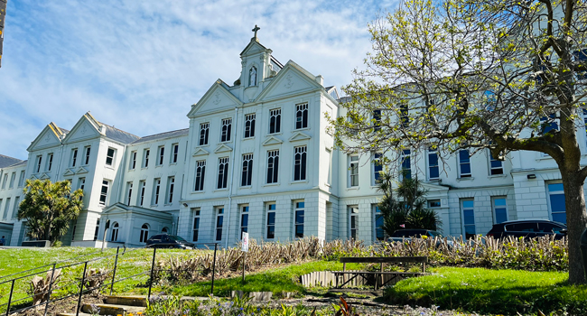 Sprachschule auf Jersey England während einer LISA! Sprachreise für Schüler im Sommer College mit modernem Gebäude