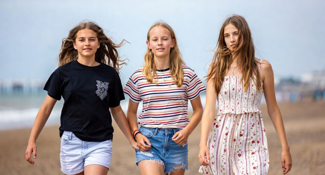 Schülerinnen am Strand in Portsmouth während einer LISA! Sprachreise genießen Meer, Freiheit und gemeinsame Zeit