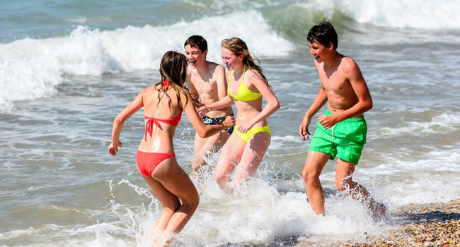 Schüler beim Baden im Meer in Portsmouth während einer LISA! Sprachreise genießen Freizeit und Spaß am Strand